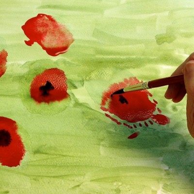 Bild einer Malenden mit einer Demenzerkrankung