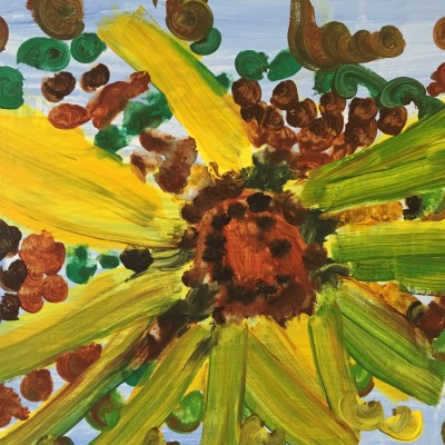 Bild einer Malenden mit einer Behinderung